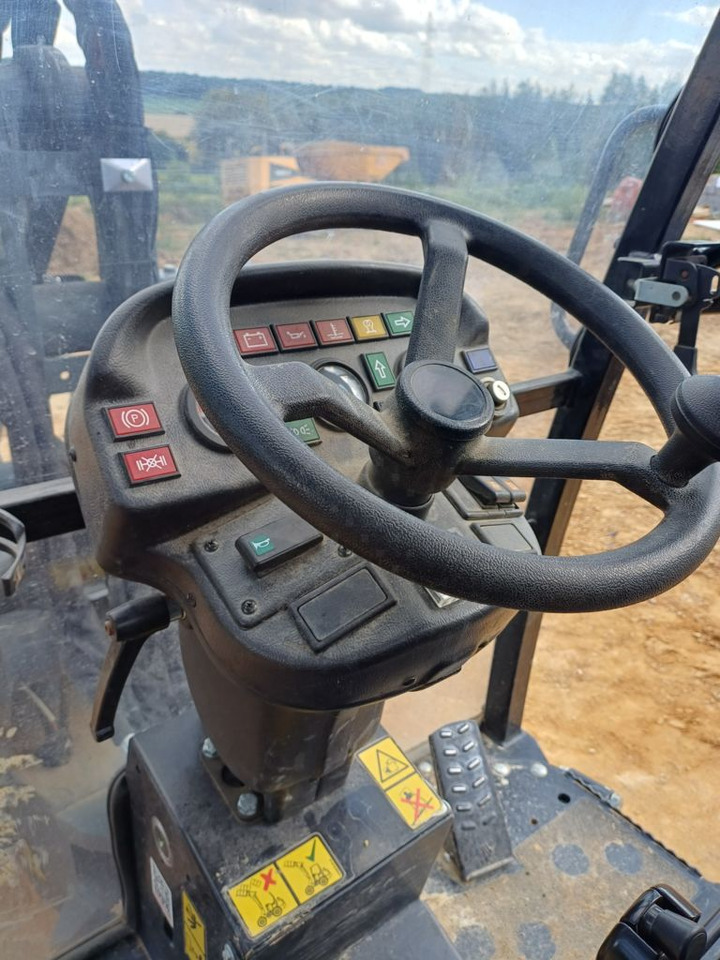 Giant G2500 HD - Мини-погрузчик с бортовым поворотом: фото 4 Giant G2500 HD - Мини-погрузчик с бортовым поворотом: фото 4